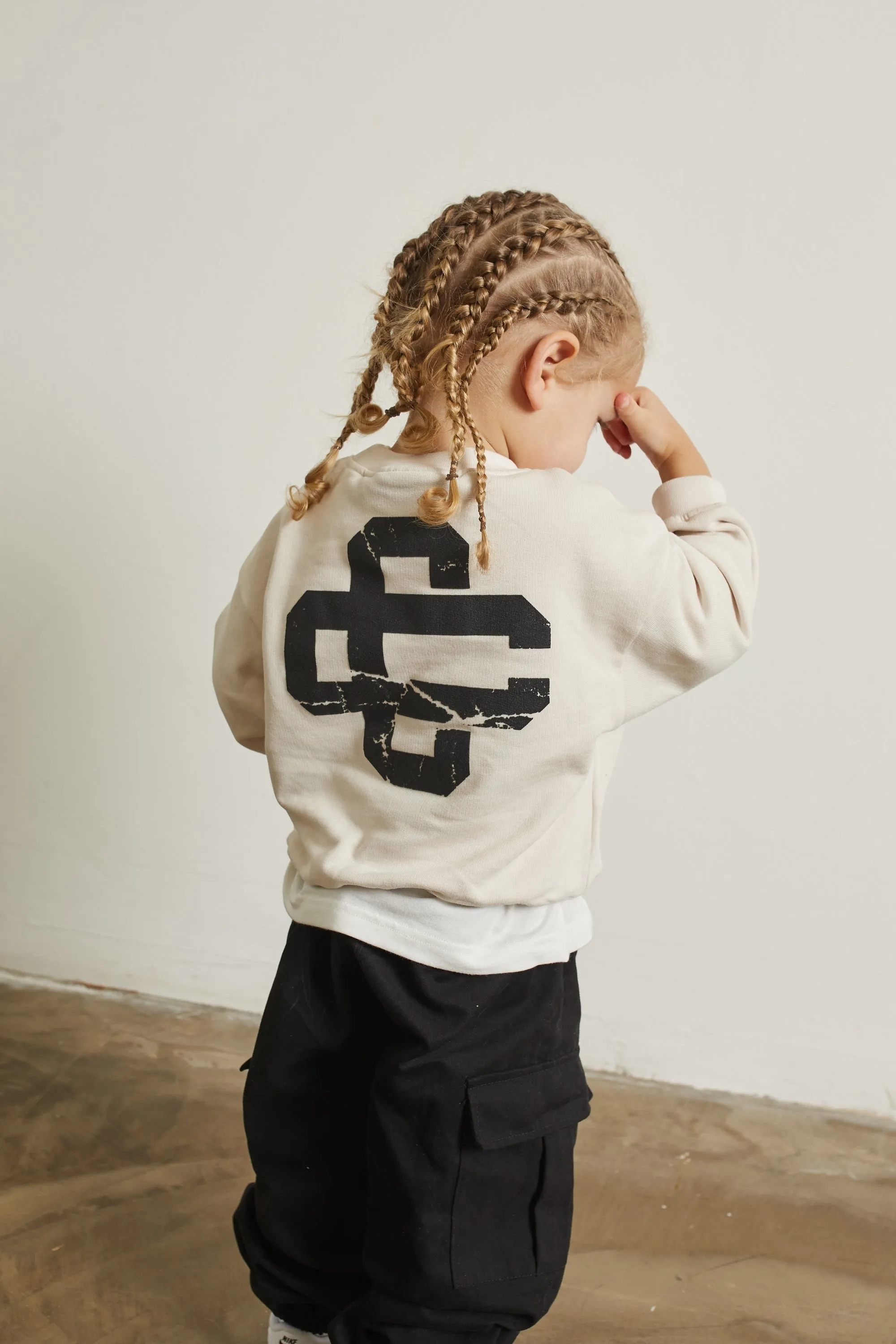 KIDS CRACKED EMBLEM CREW SWEATSHIRT - OFF WHITE